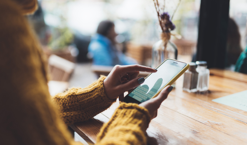 Frau hält Smartphone in der Hand